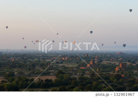 ミャンマー、バガン、バガン・ビューイング・タワーからの眺め、朝もやの仏塔群、熱気球 132901967