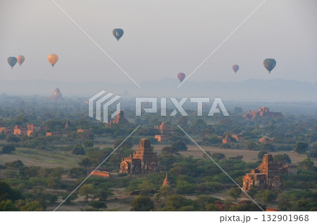 ミャンマー、バガン、バガン・ビューイング・タワーからの眺め、朝もやの仏塔群、熱気球 132901968