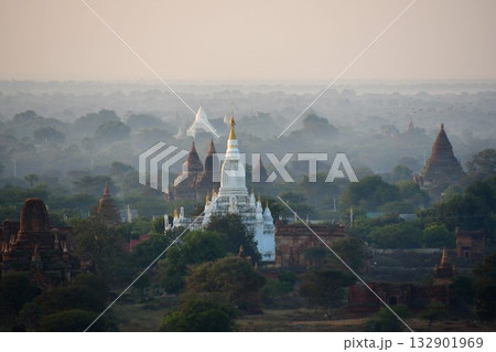 ミャンマー、バガン、バガン・ビューイング・タワーからの眺め、朝もやの仏塔群 132901969