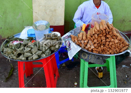 ミャンマー、チャイティーヨ、露店の食べ物売り、春巻き 132901977
