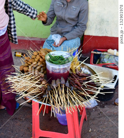 ミャンマー、チャイティーヨ、露店の食べ物売り、串揚げ ミャンマー、チャイティーヨ、露店の食べ物売り、串揚げ 132901978