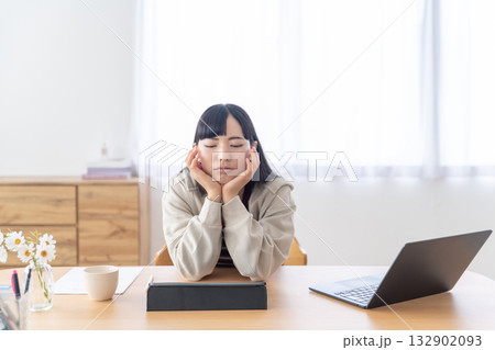 勉強に疲れて一息ついている若い女性 勉強に疲れて一息ついている若い女性 132902093