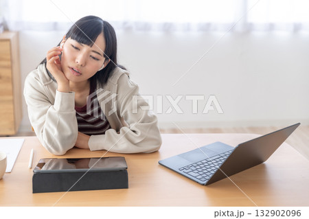 勉強に疲れて一息ついている若い女性 勉強に疲れて一息ついている若い女性 132902096