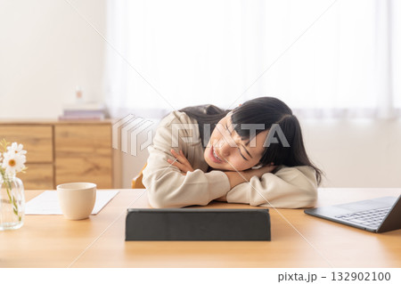 勉強に疲れて一息ついている若い女性 132902100