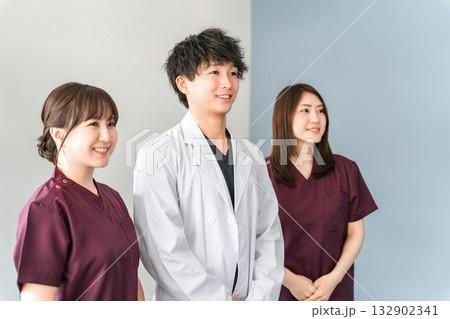 白衣,スクラブを着た医師,ドクター,看護師の医療従事者の男女スタッフ 白衣,スクラブを着た医師,ドクター,看護師の医療従事者の男女スタッフ 132902341
