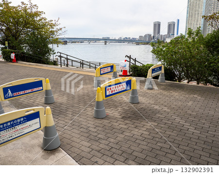 商業施設の敷地に置かれたサインスタンド「自転車から降りてご通行ください」 132902391