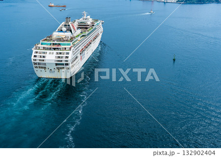 長崎港客船出港（Dream）女神大橋から【長崎市】 132902404