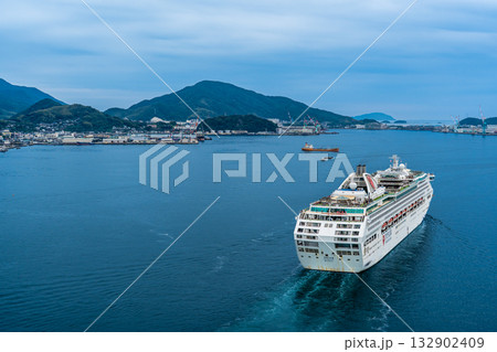 長崎港客船出港（Dream）女神大橋から【長崎市】 132902409