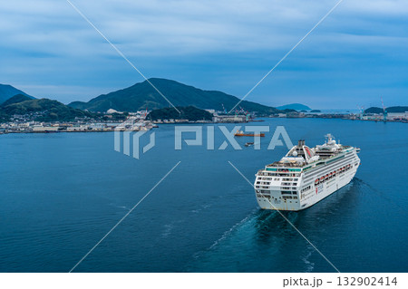 長崎港客船出港（Dream）女神大橋から【長崎市】 132902414