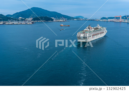 長崎港客船出港（Dream）女神大橋から【長崎市】 132902425