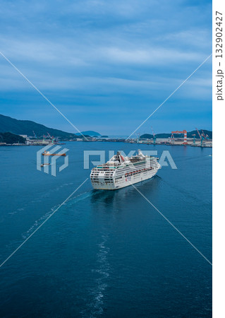 長崎港客船出港（Dream）女神大橋から【長崎市】 132902427