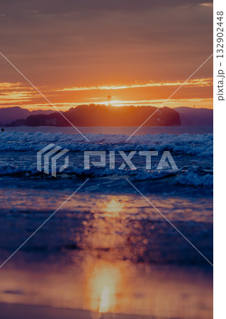 秋の江ノ島の日の出とサーファーのシルエット – 柔らかな光に包まれる湘南の朝 132902448