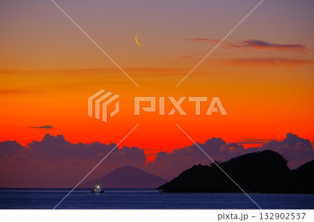 赤く染まる朝焼けの空と三日月の織りなす凪の海景色　Ver1 132902537