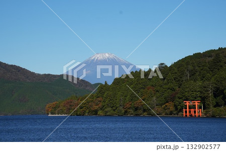 芦ノ湖畔から望む富士山と赤い鳥居 芦ノ湖畔から望む富士山と赤い鳥居 132902577