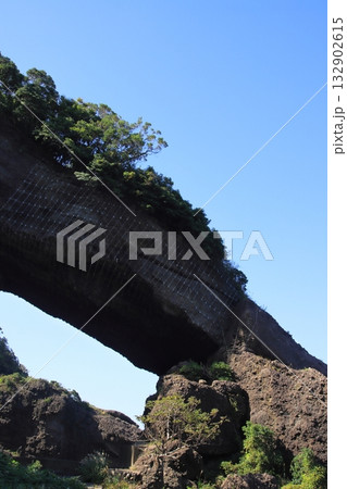 【福井県】日本海に突き出した奇岩「呼鳥門」 132902615