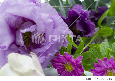 鮮やかな花束 鮮やかな花束 132902945