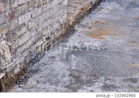 Preparations for the renovation and repair of an old brick building 132902968