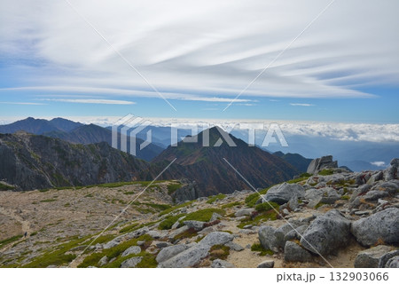 晩秋　紅葉の中央アルプス 132903066