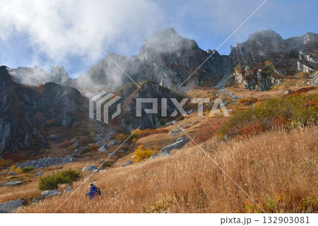 晩秋　紅葉の中央アルプス 132903081