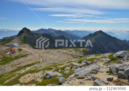 晩秋　紅葉の中央アルプス 132903098