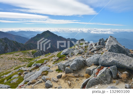 晩秋　紅葉の中央アルプス 132903100