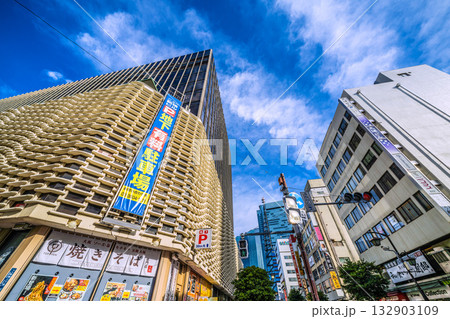 日本の東京都市景観11月4日。新橋駅 烏森口側（右奥）やニュー新橋ビルなどを望む。右奥上は汐留 132903109