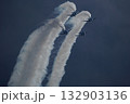 飛行機雲を引きながら飛行するブルーインパルス 132903136