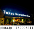 夜の羽田空港屋上テラスにて 132903211