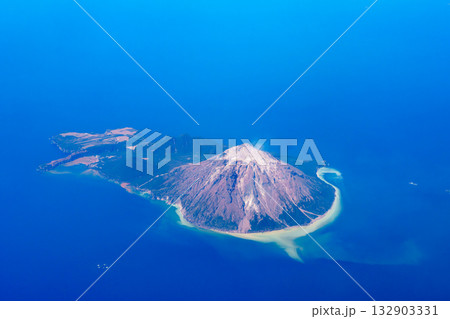 硫黄島 ( いおうじま )は 薩摩硫黄島 とも呼ばれる 火山島 【 鹿児島県 鹿児島郡 三島村 】 132903331