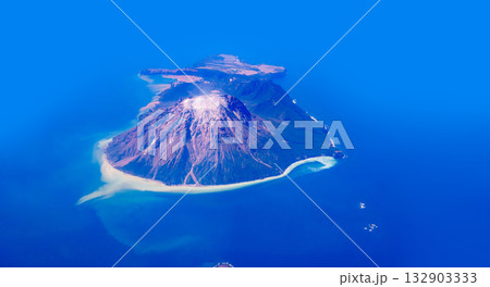 硫黄島 ( いおうじま )は 薩摩硫黄島 とも呼ばれる 火山島 【 鹿児島県 鹿児島郡 三島村 】 132903333
