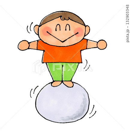 ボールに乗ってバランスをとる子供 132903348