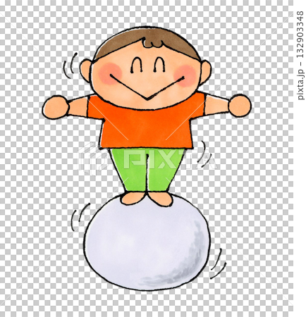 ボールに乗ってバランスをとる子供 132903348