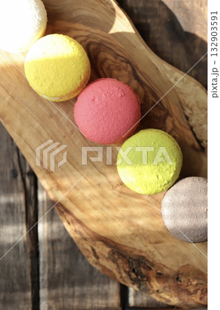 木製ボードの上に並べたカラフルマカロン 132903591
