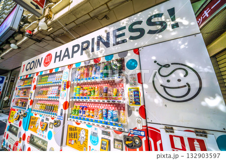 日本の東京都市景観11月4日。新橋駅 烏森口側。ニュー新橋ビルの壁側に並ぶ1コイン自販機などを望む 132903597