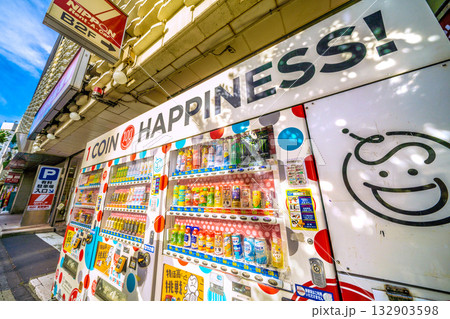 日本の東京都市景観11月4日。新橋駅 烏森口側。ニュー新橋ビルの壁側に並ぶ1コイン自販機などを望む 132903598