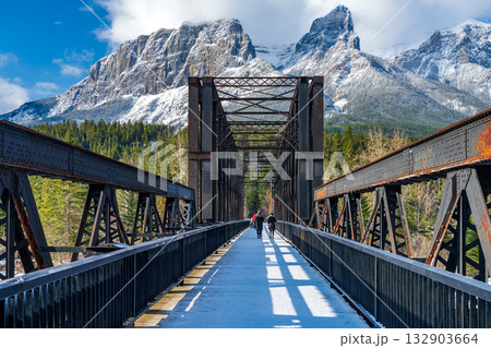 初冬のキャンモア・エンジン・ブリッジとランドル山。アルバータ州、カナダ 132903664