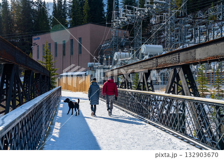 ランドル水力発電所とカナディアン・ロッキー。キャンモア、アルバータ州、カナダ ランドル水力発電所とカナディアン・ロッキー。キャンモア、アルバータ州、カナダ 132903670