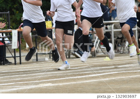 秋の運動会 132903697