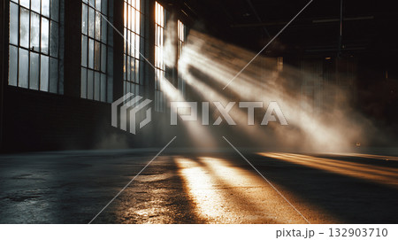 霧に射し込むゴッドレイ 132903710