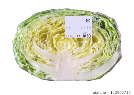 スーパーマーケットの野菜コーナーで販売されているハーフカットのキャベツの写真 132903736