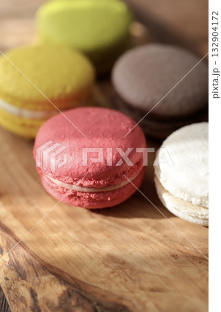 木製ボードの上のカラフルマカロン 132904172