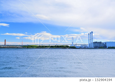 横浜市鶴見線 海芝浦駅から見た工場地帯 東京ガス 横浜市鶴見線 海芝浦駅から見た工場地帯 東京ガス 132904194