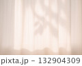 カーテンに映る葉の影 132904309