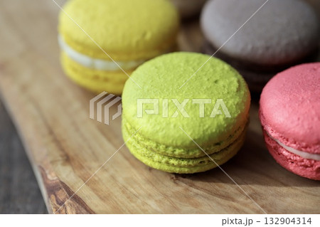 木製ボードの上のカラフルマカロン 132904314