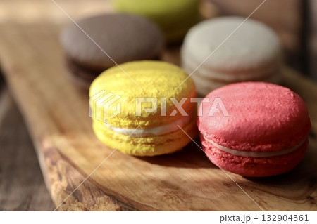 木製ボードの上のカラフルマカロン 132904361