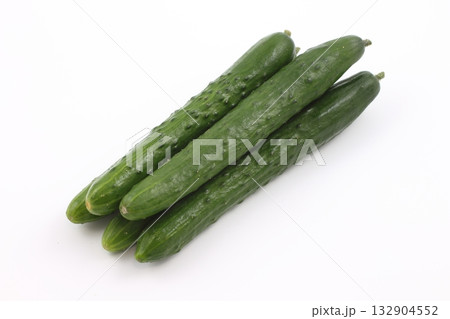 新鮮でみずみずしい緑のキュウリ、シンプルな配置が美しい野菜 新鮮でみずみずしい緑のキュウリ、シンプルな配置が美しい野菜 132904552