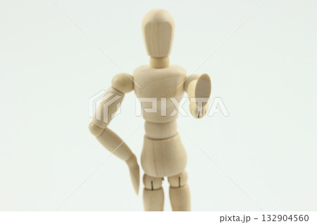 シンプルな構図で「待て」の動作を伝えるデッサン人形 132904560