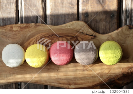 木製ボードの上一列に並べたカラフルマカロン 132904585