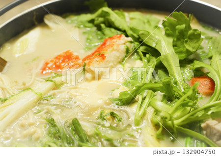 鶏肉、白身魚、野菜などをたっぷり使った鍋料理——温かい冬の味覚 132904750