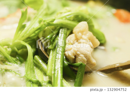 鶏肉、白身魚、野菜などをたっぷり使った鍋料理——温かい冬の味覚 132904752